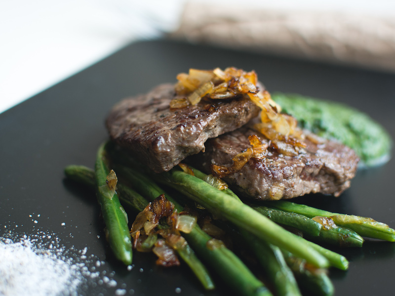 Paleo beef steak with vegetabless